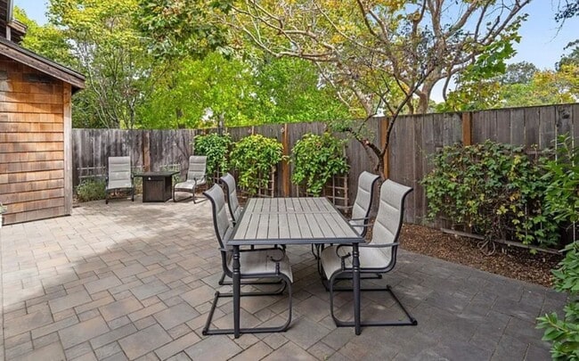 Building Photo - 641 Centre Ct