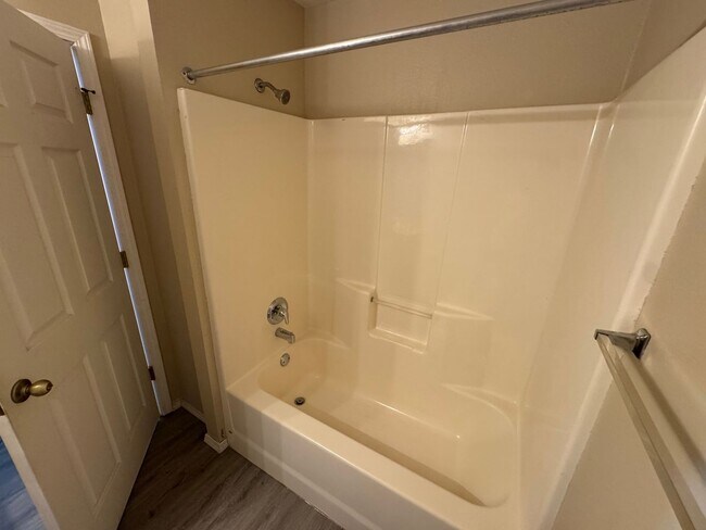Building Photo - 2 bedroom 2 bath apartment at Clifton Heig...