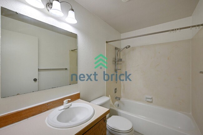 Building Photo - Spacious 4-Bedroom Retreat with 3 Full Baths in the Heart of Redmond – 2,490 Sq Ft of Comfort!