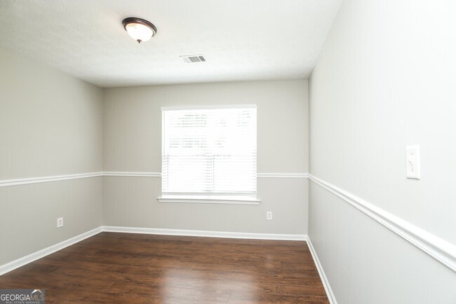 Building Photo - 480 Cedarhurst Rd