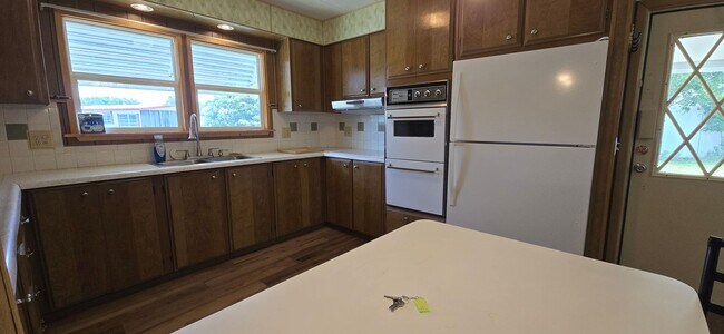 Building Photo - 2 bed 2 baths with carport