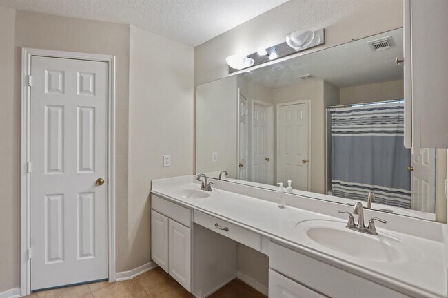 Building Photo - 15511 Fir Woods Ln