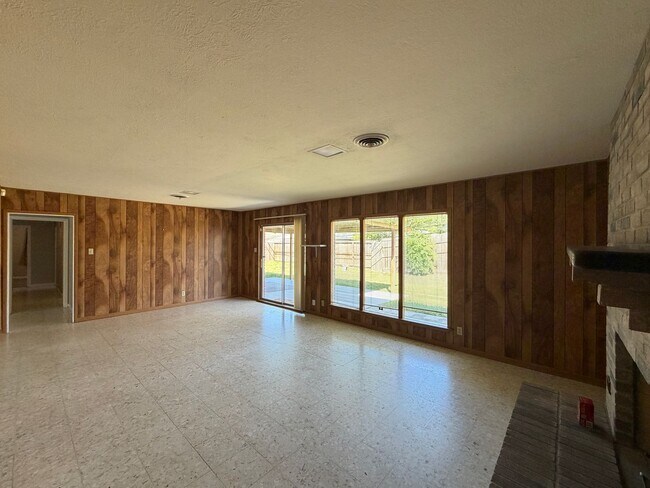 Building Photo - 749 Burkshire Dr