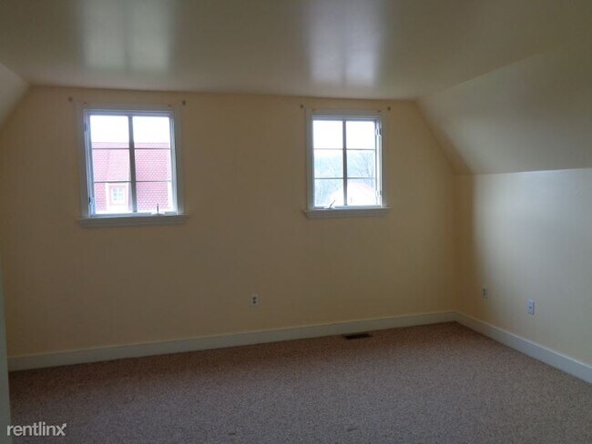 Building Photo - 2 br, 3 bath Townhome - 13 Market Plaza