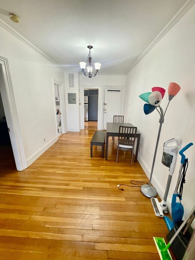 Building Photo - 9/1 No Fee!- Sunny upper floor 2BR - w/d i...