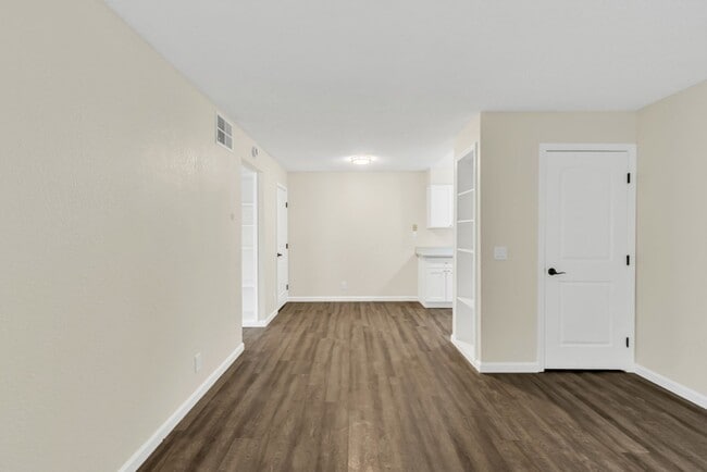 Building Photo - Great 2 Bedroom Condo in Gated Community