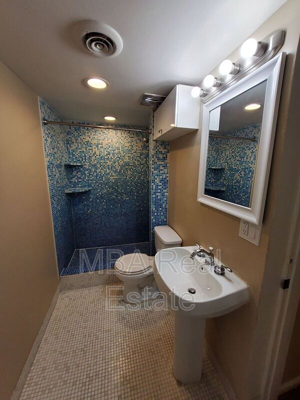Building Photo - 2225 E Glenrosa Ave