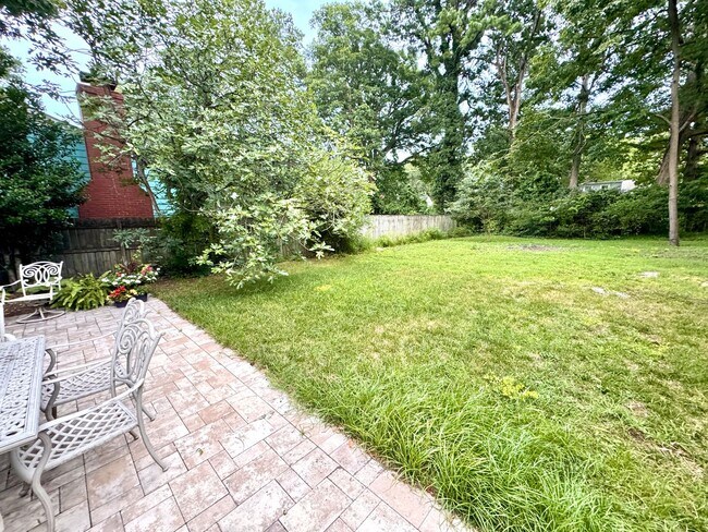 Building Photo - Beautiful 4 bed/3 bath home on large corne...
