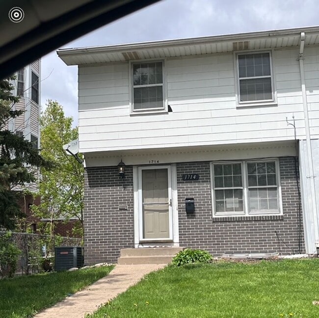 Building Photo - Awesome 3 BR/1 BA End-Unit Townhome in Min...