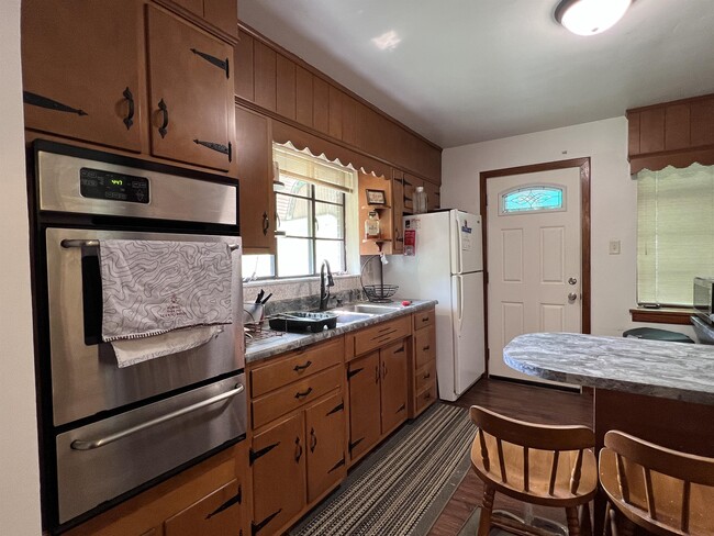 Building Photo - 1135 Sunset Dr