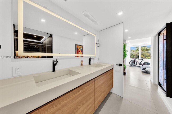 Building Photo - 1147 Hillsboro Mile