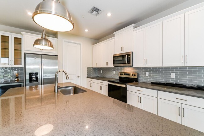 Building Photo - *** Bayshore 3 bed 2 bath *** Resort-Style Amenities and Pet friendly ***