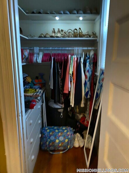 Building Photo - 10 Sachem St