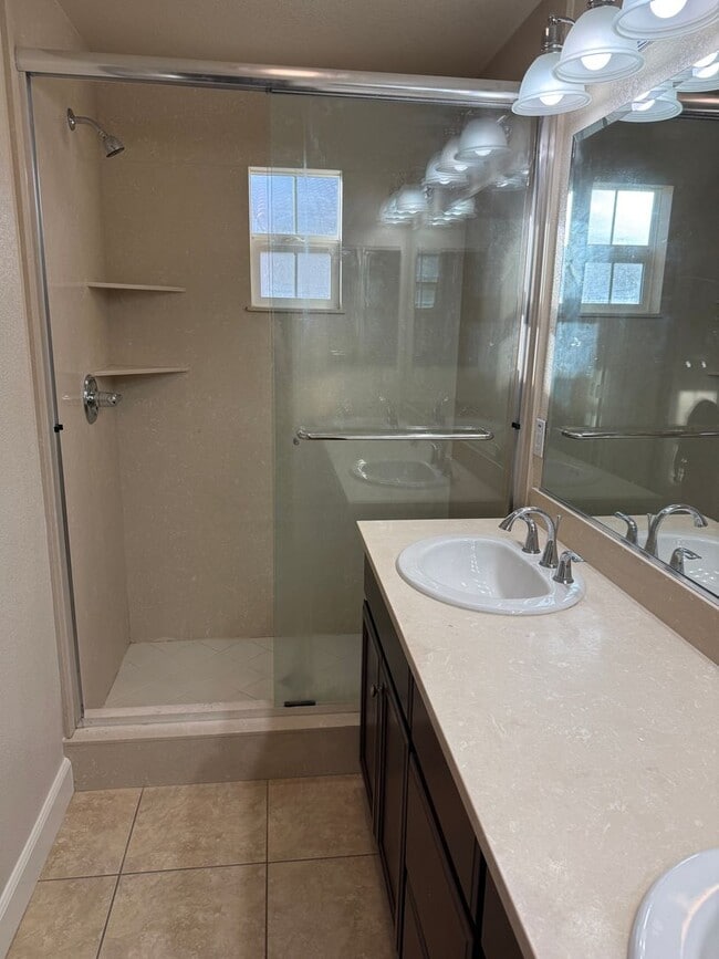 Building Photo - SPACIOUS 3 BEDROOM, 3.5 BATHROOM TOWNHOUSE IN AN EXCELLENT LOCATION. GARAGE. LAUNDRY. BALCONY. A ...