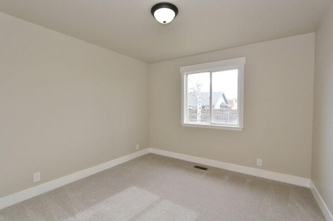 Building Photo - Immaculate Single-Level Home