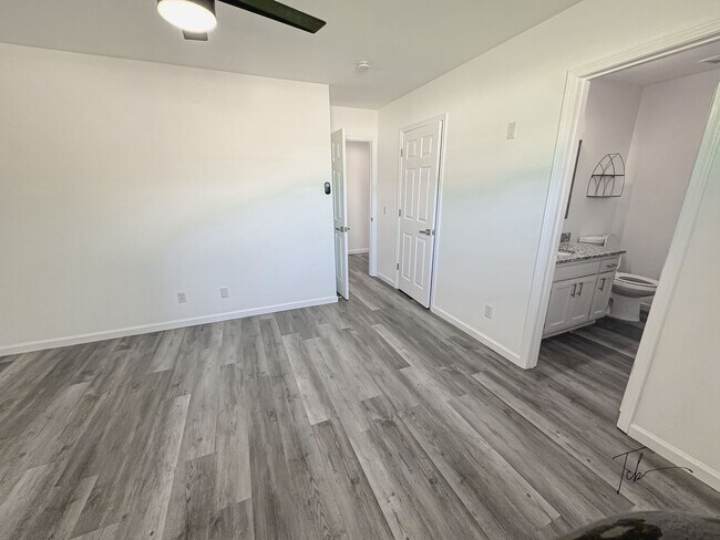 Building Photo - Available Now!  3 Bedroom, 2 Bathroom in Prime Bentonville Location, w/ Garage and Fenced-in Back...