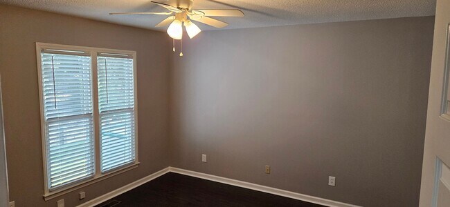Building Photo - Darling 2br 2ba One Level Living Townhome ...