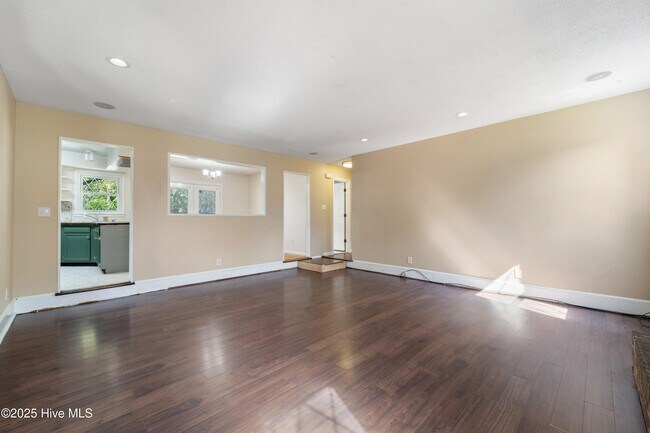 Building Photo - 104 Columbia Dr
