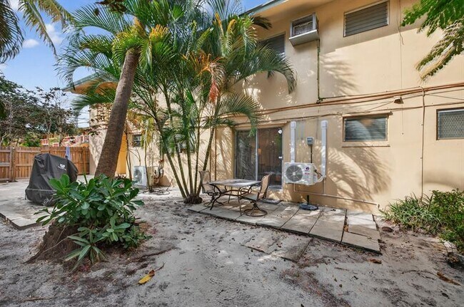 Building Photo - 2624 NE 30th Pl