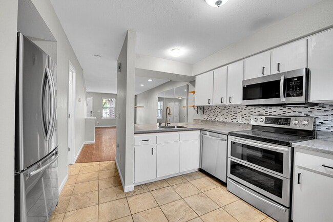 Building Photo - $2,295.95, 2-bed, 2.5 bath, located in Lakewood