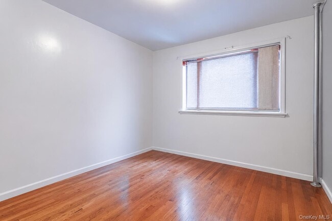 Building Photo - 415 E 187th St
