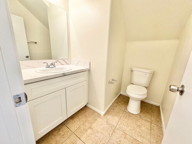 Building Photo - BEAUTIFULLY UPDATED SOUTHWEST LAS VEGAS TOWNHOME WITH NEW KITCHEN AND FLOORING