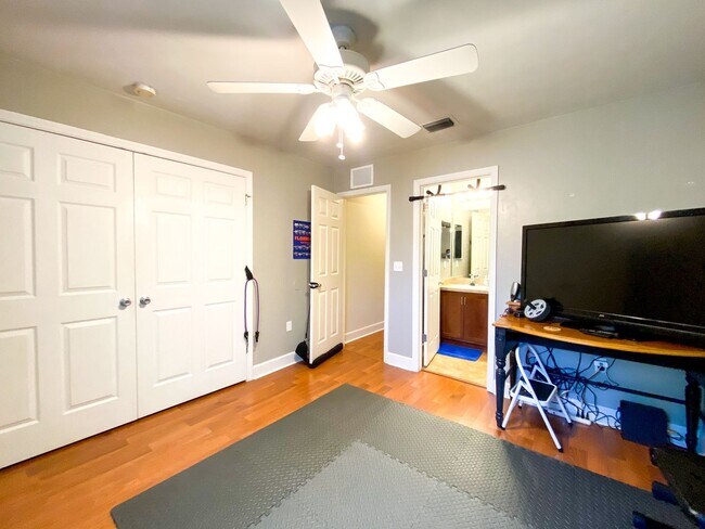 Building Photo - Woods Edge South #114