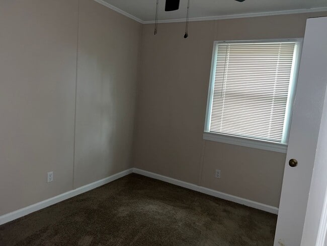 Building Photo - 4 Bedroom Brick House - Vouchers Accepted
