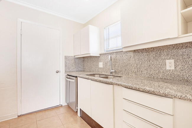 Building Photo - 359 Greenbriar Dr