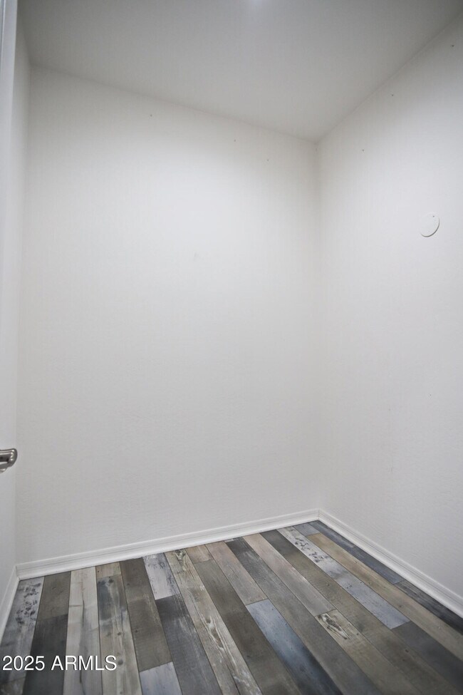 Building Photo - 947 E Ladbroke Way
