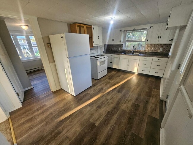 Building Photo - Discover your perfect retreat in the heart...