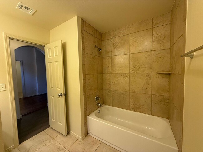 Building Photo - Welcome to your beautiful 3 bedroom home in the Battle Creek golf community!