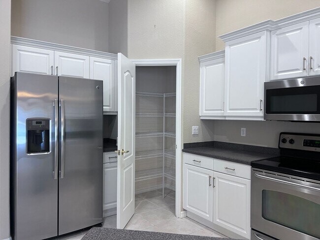 Building Photo - Sable Trace 3BR/2BT Lakefront Villa