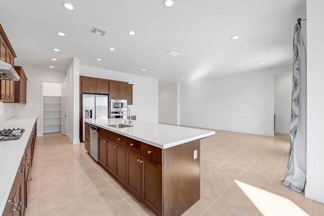 Building Photo - Beautiful Corner Lot 3 Bed 3 Bath Home