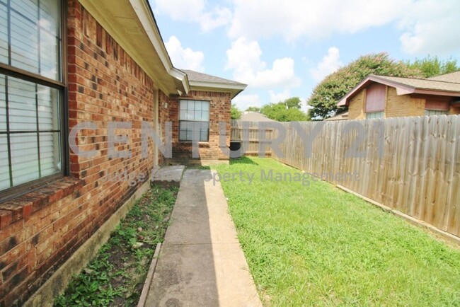 Building Photo - Cute 2/2 Duplex in DeSoto ISD For Rent!