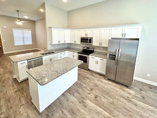 Building Photo - Now Leasing a 5-bedroom 3 bath home in Hor...