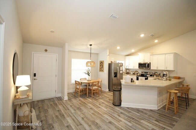 Building Photo - 338 Garvey Dr SW