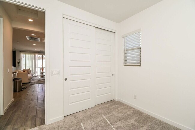 Building Photo - 9922 E Wavelength Ave