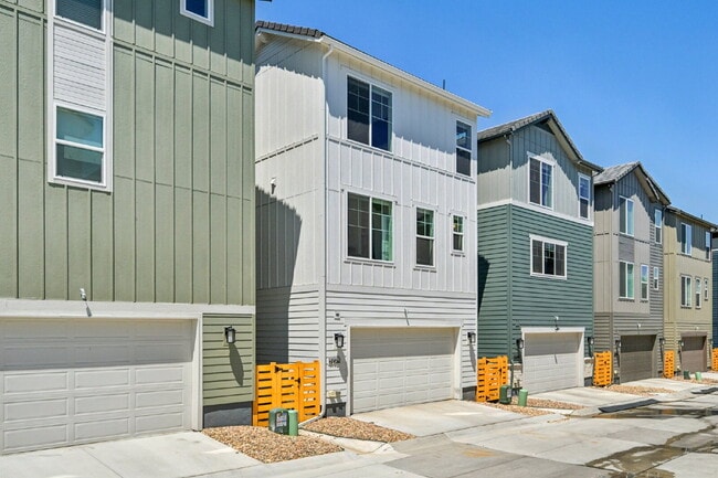 Building Photo - "Experience Spacious Comfort: 4-Bed, 3.5-Bath Retreat on Gladshine Drive!"