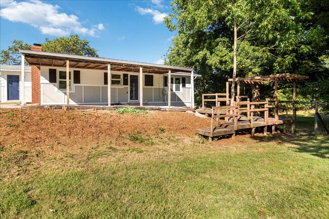 Building Photo - Home on 1 acre