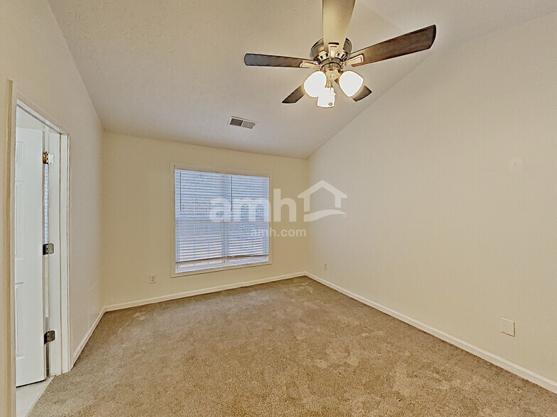 Building Photo - 558 The Blvd