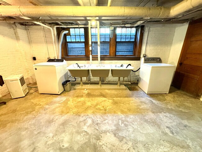 Building Photo - 3085 Fairmount Blvd