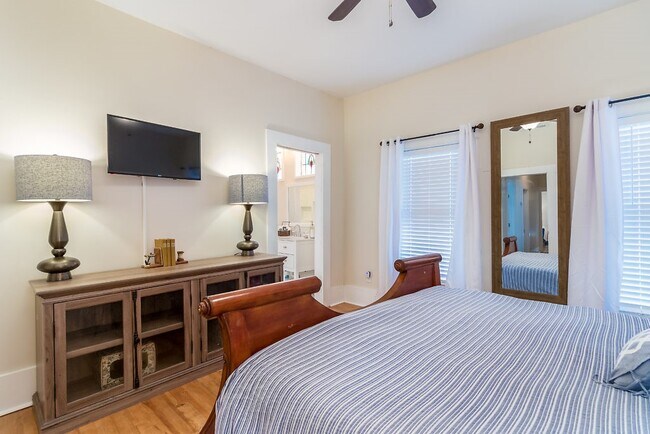 Building Photo - 418 E Myrtle St