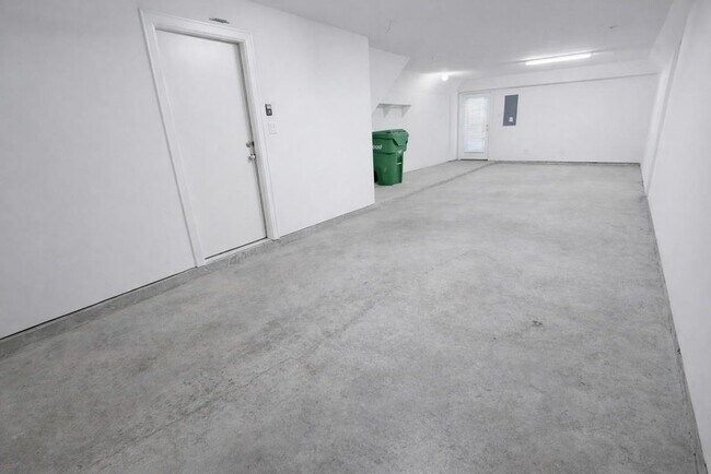 Building Photo - 2710 Hullsmith Dr