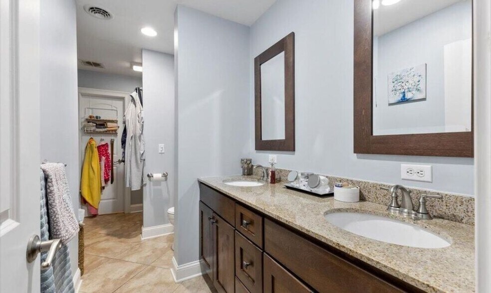 Building Photo - 949 Hudson Ave