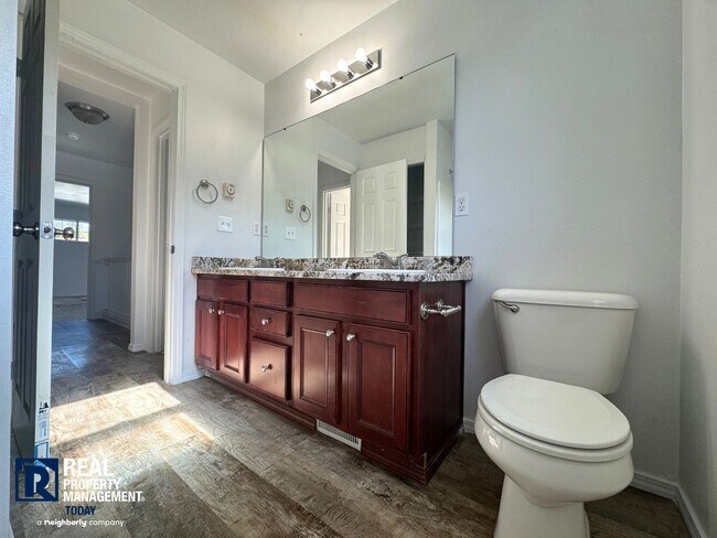 Building Photo - Spacious 4-bedroom home!