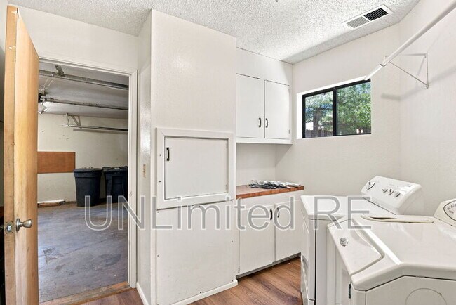 Building Photo - 1410 Inverrary Way