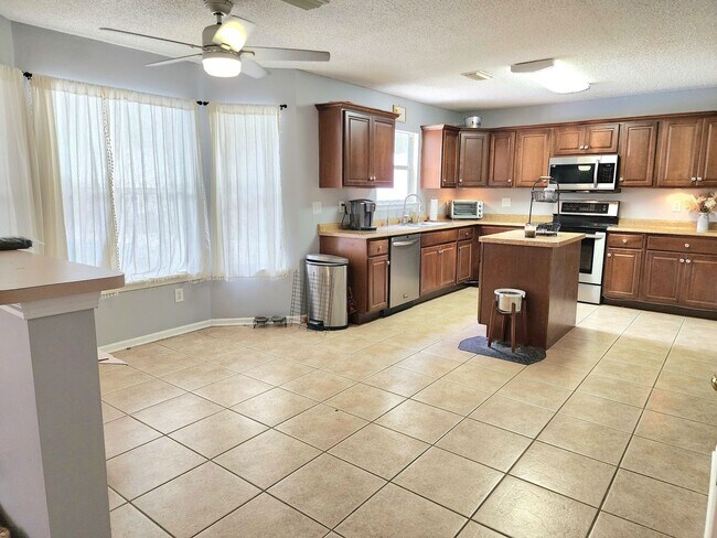 Building Photo - 4 Bedroom 2.5 Bath with in ground pool located in Lake Asbury