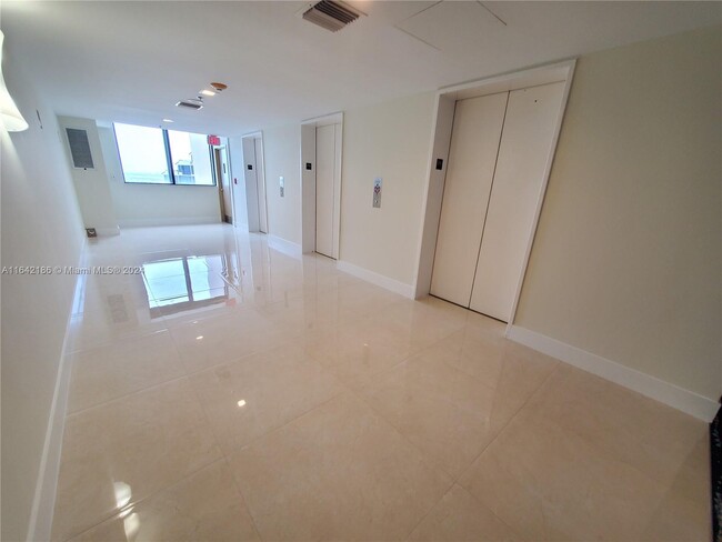 Building Photo - 540 Brickell Key Dr