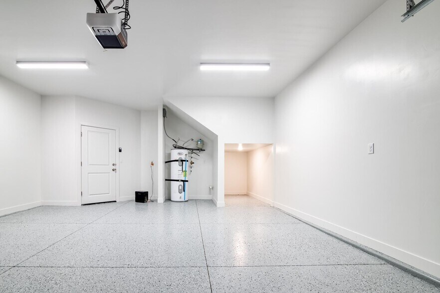 Building Photo - 1055 W Province Way